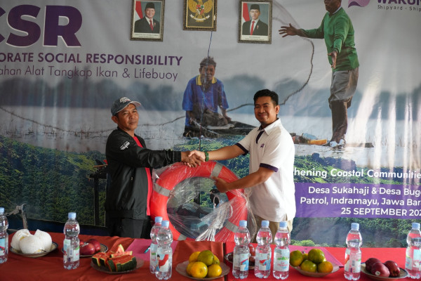 Waruna Bantu Nelayan Pesisir Indramayu di Hari Maritim Dunia